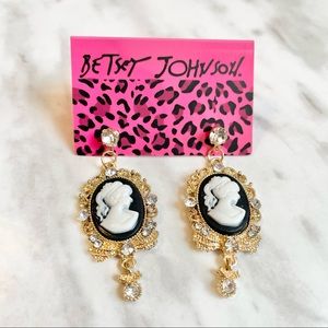 🎉 New Betsey Johnson Cameo stud Earrings